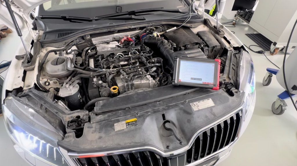 Motor s diagnostickým zařízením