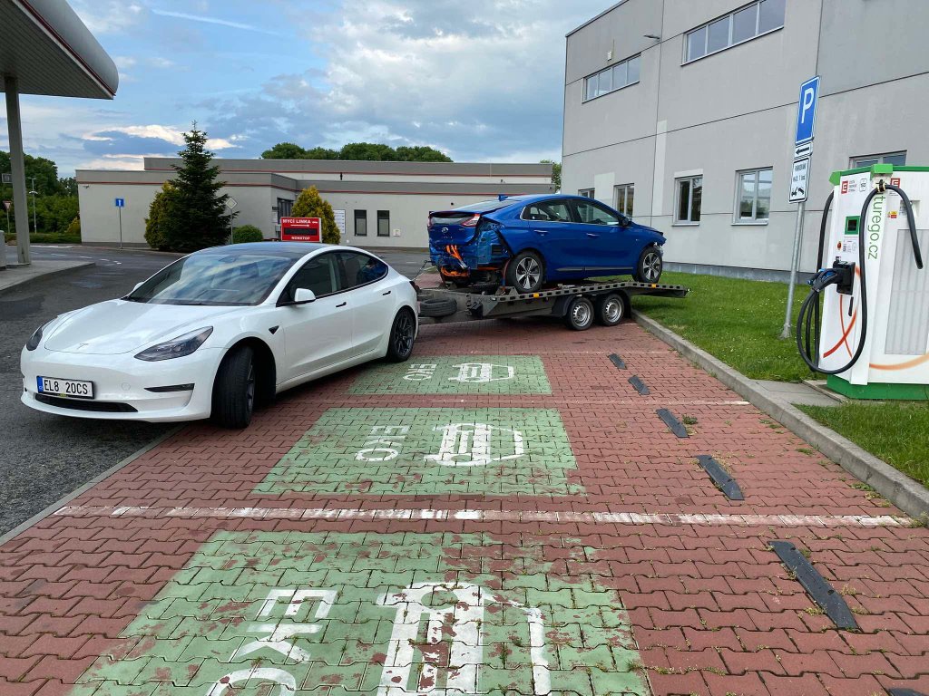Tesla Model 3 a Hyundai Ioniq na odtahovém voze