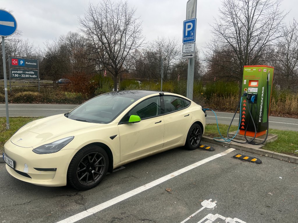 Tesla Model 3 u nabíječky